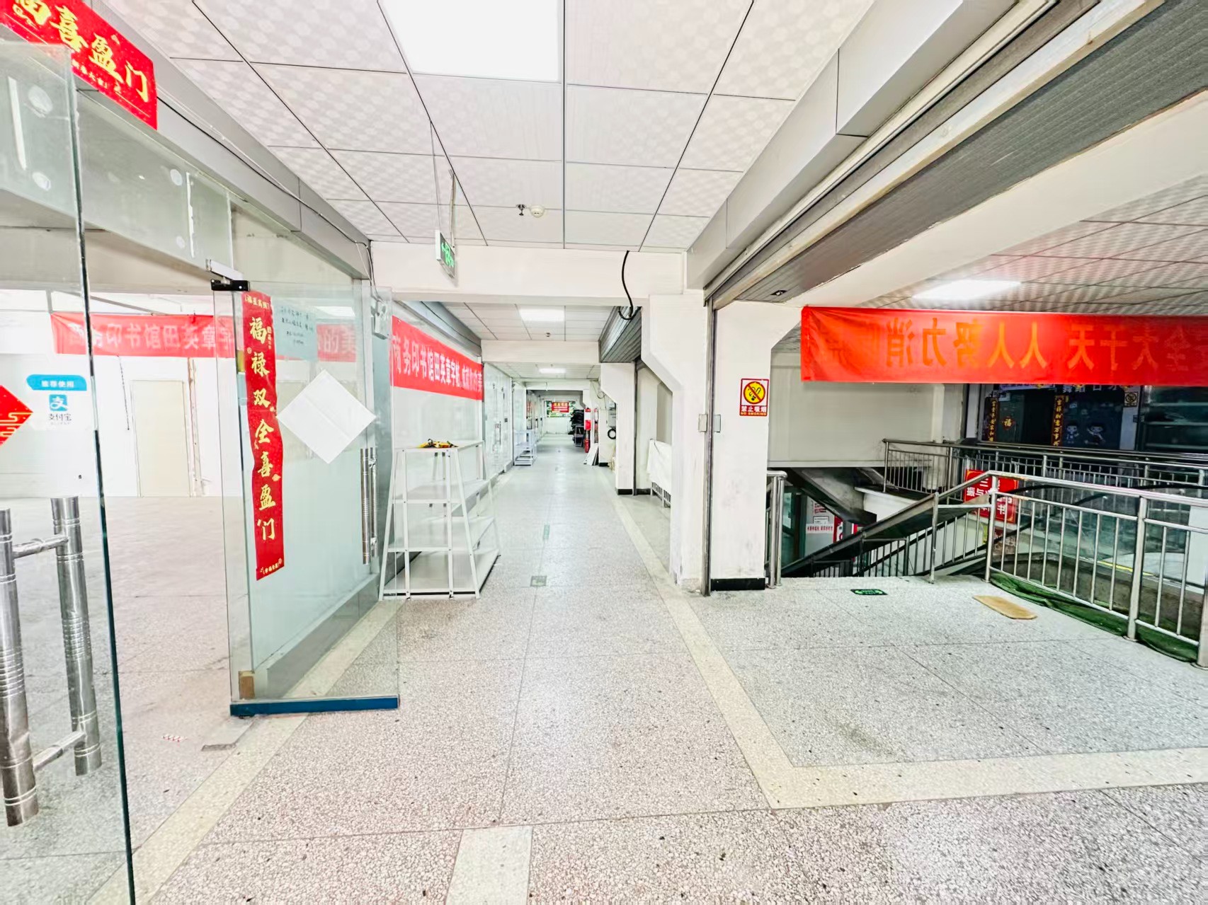 纬九号街引入人工智能技术应用场景，推动AI与商业、零售、电商、企业服务等领域融合发展。