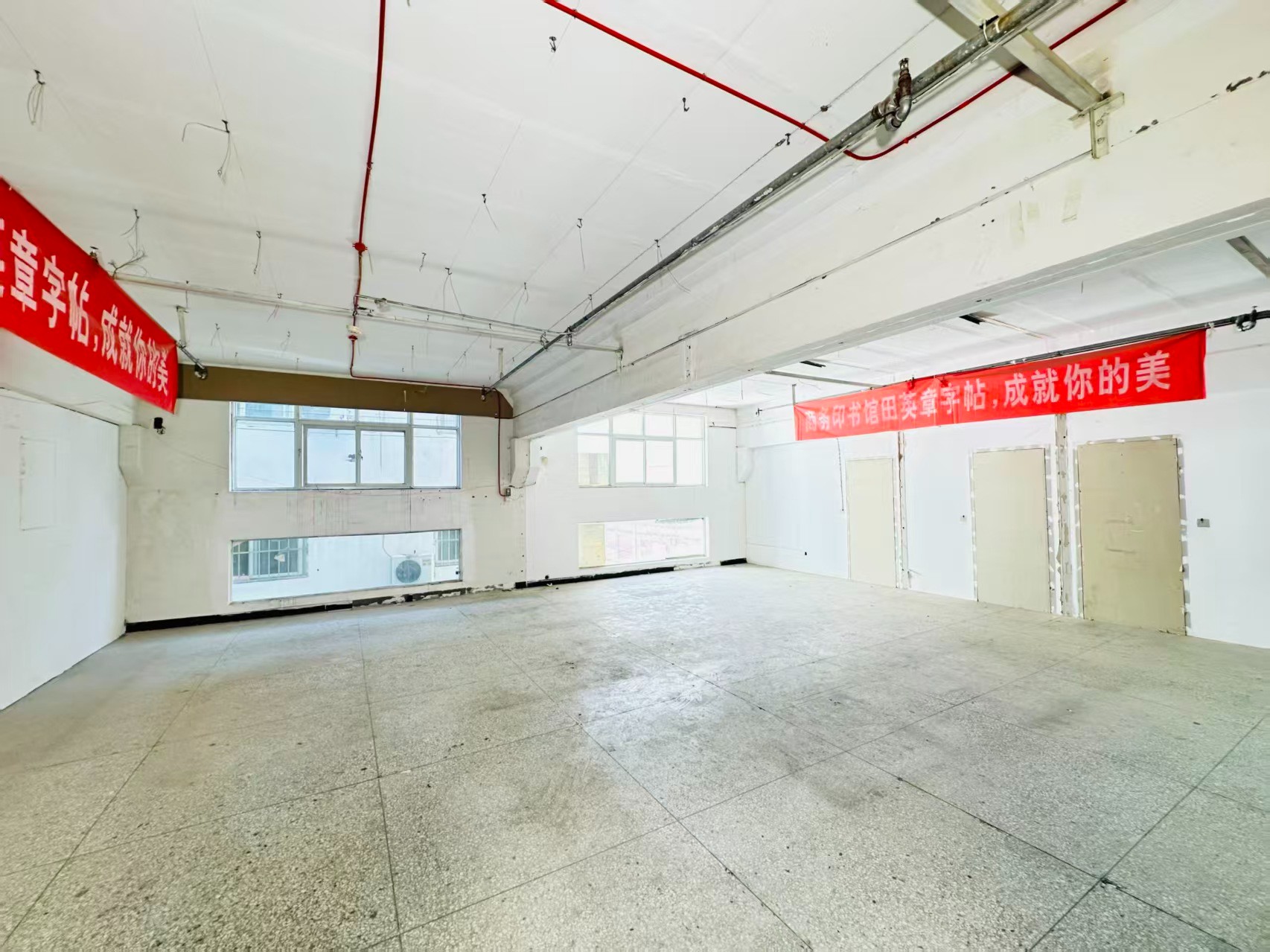 纬九号街重点吸引人工智能应用、数字经济、电商直播、智能制造服务、软件开发、科技创新企业及创业团队入驻